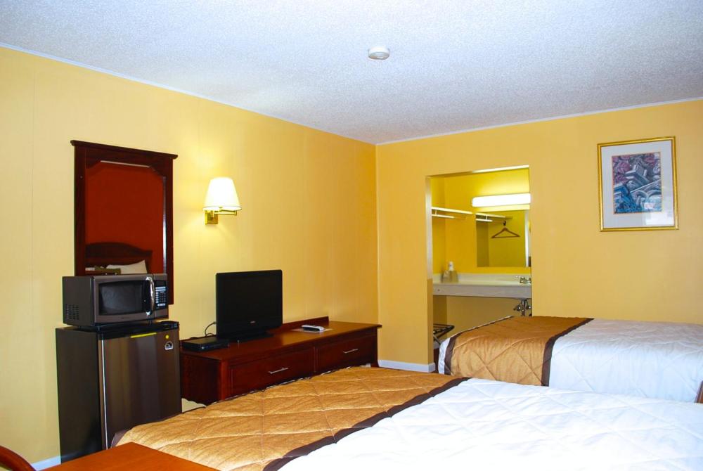 Double Room with Two Double Beds - Non-Smoking at Duffys Motel - Calhoun, photo 3